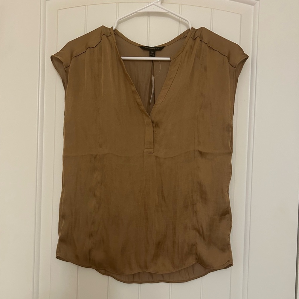 Banana Republic Sleeveless V-neck Blouse Size XXS Camel Brown NWT